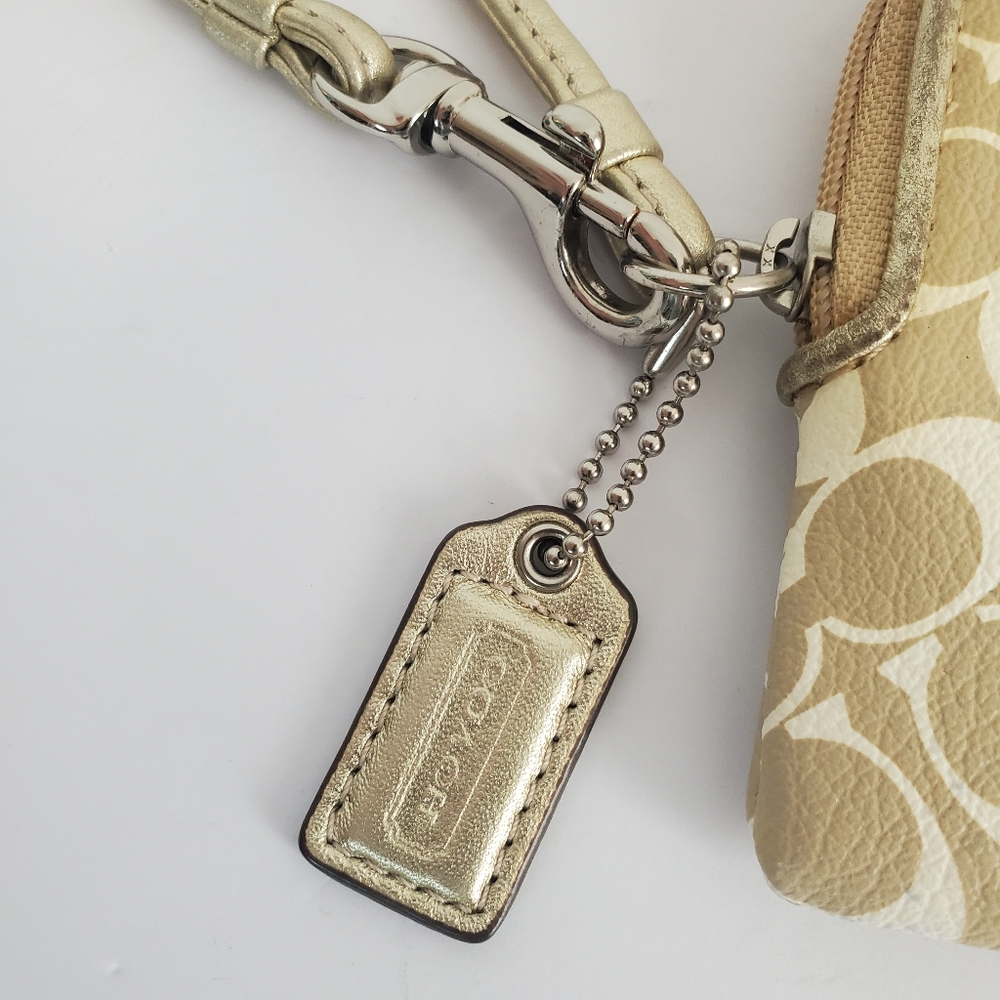 Coach Daisy Signature Square Wristlet Wallet - Picture 2 of 6
